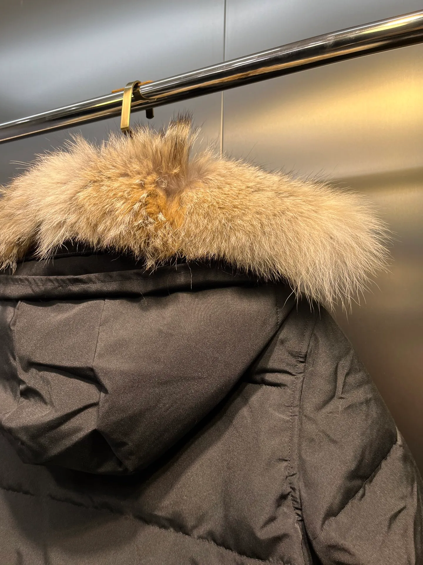 P860 Black) CANADA GOOSE Parka 22 styles ➖ Genuine synchronous anti-counterfeiting chip sensor! ➖ Imported 21-count polyester-cotton blended original fabric [last year’s 16-count/18-count hard fabrics have been completely eliminated, this year all use 21-count genuine synchronous fabrics, the soft mid-strap feels delicate and textured], genuine synchronous Feather-Light 10D waterproof coating fabric, made of 84.5 polyester fiber and 15.5 cotton, 100% the best feel in the entire network! ➖ The genuine official website is synchronized with the national standard 80 white duck down, you can check the official website customer service, there will never be a series of misleading claims such as 90 down or goose down! ➖ Using the best nylon lining with double double-layer sealing design, velvet-proof No. 7 needle + grid-filled down ready-made garments, there is 100% no so-called velvet running! ➖ The cuffs are designed with thickened seamless threads, and the collar and pockets are lined with top-quality polar fleece to keep you warm and comfortable! ➖ Yoshida YKK provides original custom-made electroplated sliders. YKK two-way lockable zippers are tight and smooth and will not peel off paint! ➖ 3M composite guarantees that the Velcro is the same as the original, durable, and all accessories and hardware are custom-made! ➖ Imported BEHRINGER embroidery machine to customize the 10,000-needle embroidery logo, 98% of which can be reproduced to restore the original logo. You can check and compare on the official website! ➖ The fur collars are all made of large pieces of Western Canadian blue wolf hide, ensuring that each fur collar is 13-15cm wide! size：xs-xl